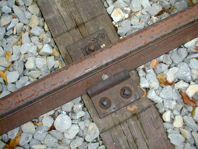 Datei:Klemmplatte Ladegleis 2.jpg