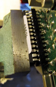 Eindrücken eines Chips in seinen Sockel
