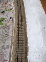 Gelände mit Spachtel und Papier